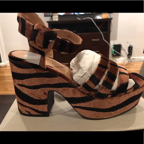 uo avery platform heel